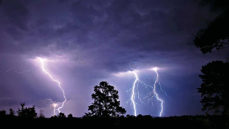 কিশোরগঞ্জে বজ্রপাতে দুই স্কুলছাত্রীর মৃত্যু, আহত আরও একজন